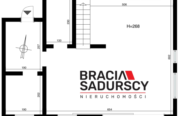 Nowe domy w sąsiedztwie terenów zielonych / Ujazd