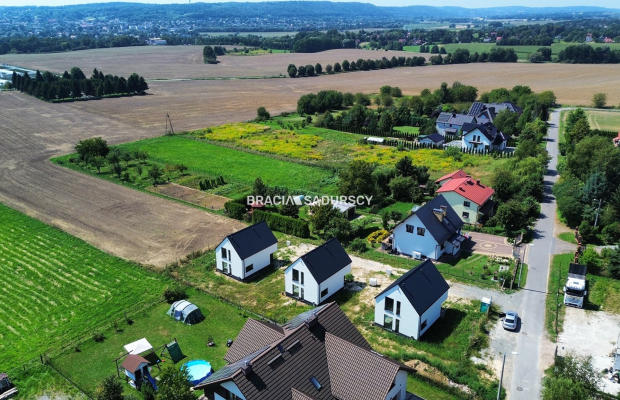 Nowe domy w sąsiedztwie terenów zielonych / Ujazd