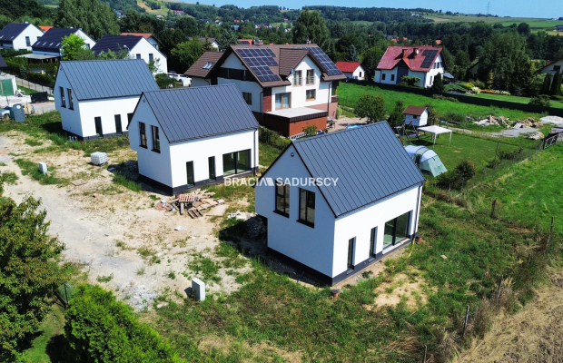 Nowe domy w sąsiedztwie terenów zielonych / Ujazd