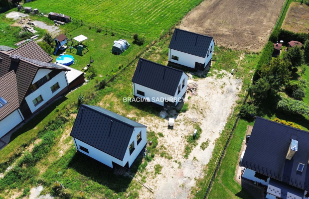 Nowe domy w sąsiedztwie terenów zielonych / Ujazd