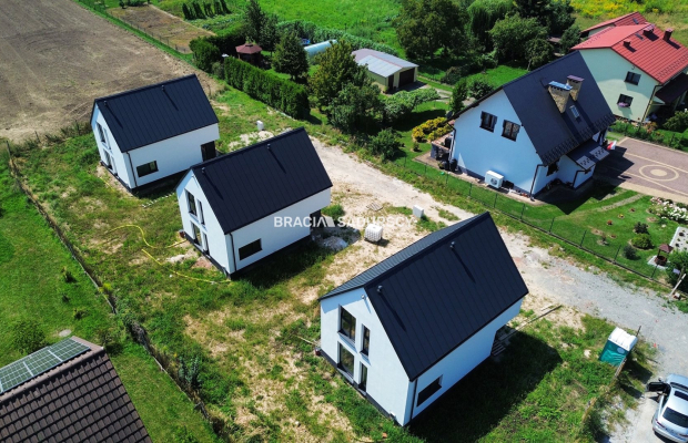 Nowe domy w sąsiedztwie terenów zielonych / Ujazd