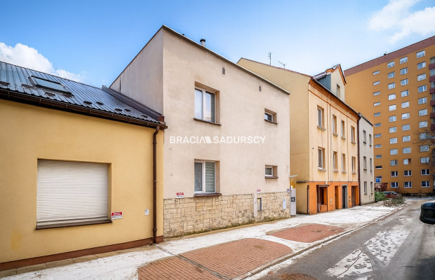 Dom inwestycyjny – 5 mieszkań, 2 lokale, paczkomat