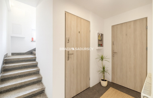 Dom inwestycyjny – 5 mieszkań, 2 lokale, paczkomat