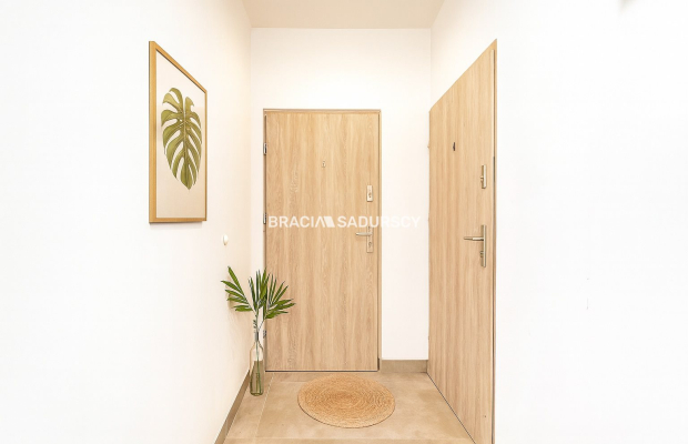 Dom inwestycyjny – 5 mieszkań, 2 lokale, paczkomat