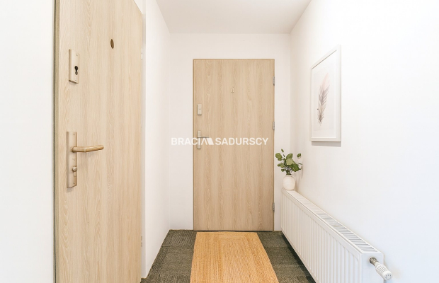 Dom inwestycyjny – 5 mieszkań, 2 lokale, paczkomat