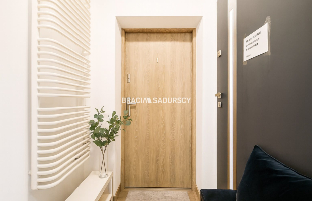 Dom inwestycyjny – 5 mieszkań, 2 lokale, paczkomat