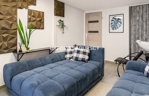 Dom inwestycyjny – 5 mieszkań, 2 lokale, paczkomat