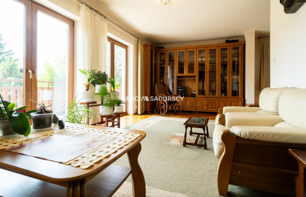 Dom wolnostojący, na 11 arowej działce.