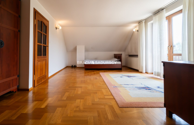 Dom wolnostojący, na 11 arowej działce.