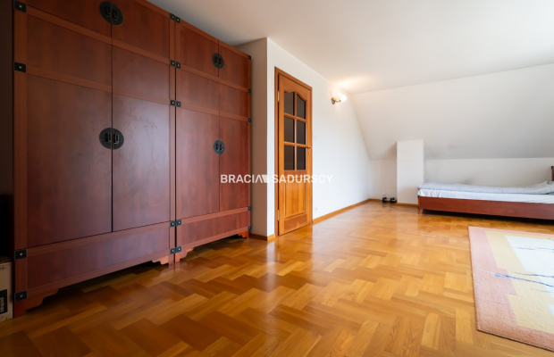 Dom wolnostojący, na 11 arowej działce.