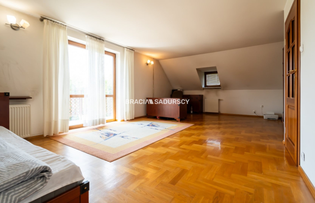 Dom wolnostojący, na 11 arowej działce.