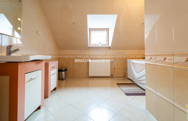 Dom wolnostojący, na 11 arowej działce.