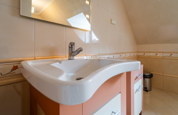 Dom wolnostojący, na 11 arowej działce.