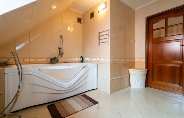 Dom wolnostojący, na 11 arowej działce.