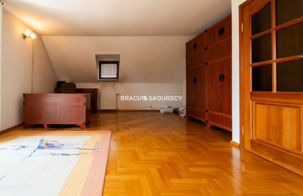 Dom wolnostojący, na 11 arowej działce.