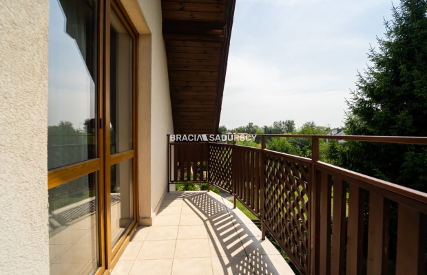 Dom wolnostojący, na 11 arowej działce.