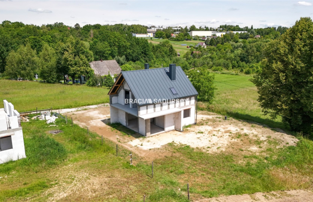 Dom w spokojnej okolicy Jeziora Dobczyckiego.