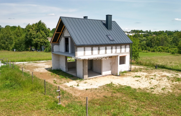 Dom w spokojnej okolicy Jeziora Dobczyckiego.