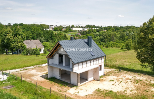 Dom w spokojnej okolicy Jeziora Dobczyckiego.