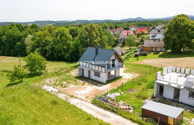 Dom w spokojnej okolicy Jeziora Dobczyckiego.