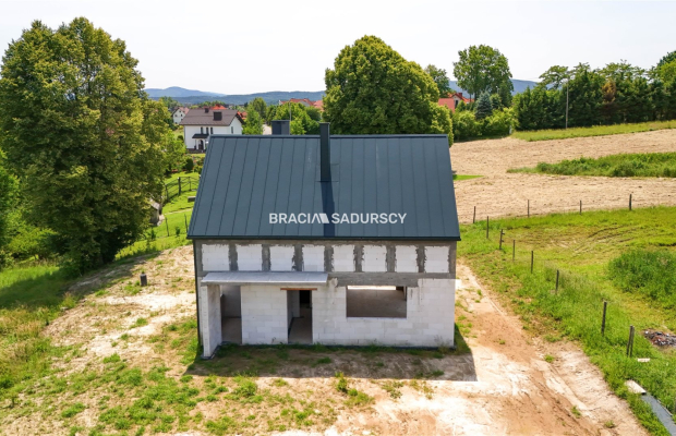 Dom w spokojnej okolicy Jeziora Dobczyckiego.