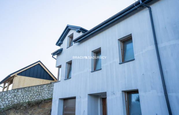 Wygodne domy pod lasem w Podgórkach Tynieckich.