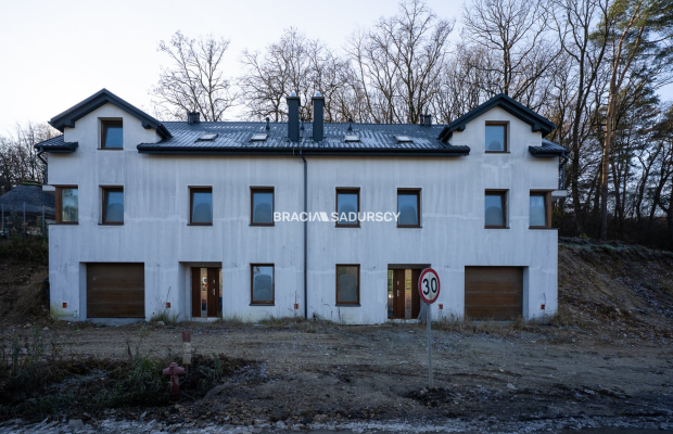 Wygodne domy pod lasem w Podgórkach Tynieckich.