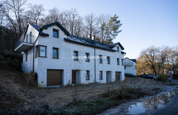 Wygodne domy pod lasem w Podgórkach Tynieckich.