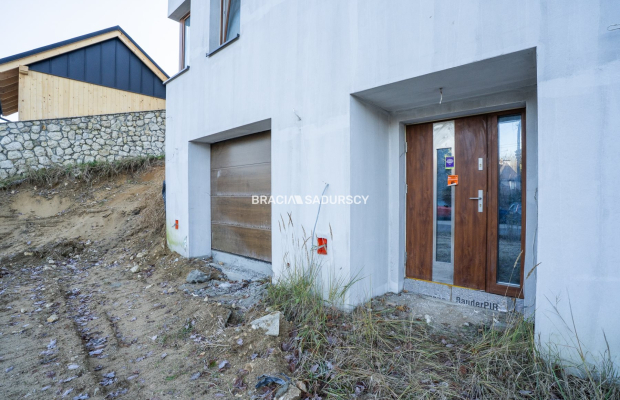 Wygodne domy pod lasem w Podgórkach Tynieckich.