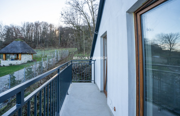 Wygodne domy pod lasem w Podgórkach Tynieckich.