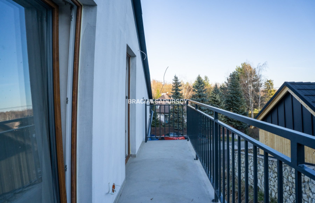 Wygodne domy pod lasem w Podgórkach Tynieckich.