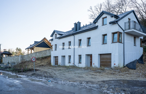 Wygodne domy pod lasem w Podgórkach Tynieckich.