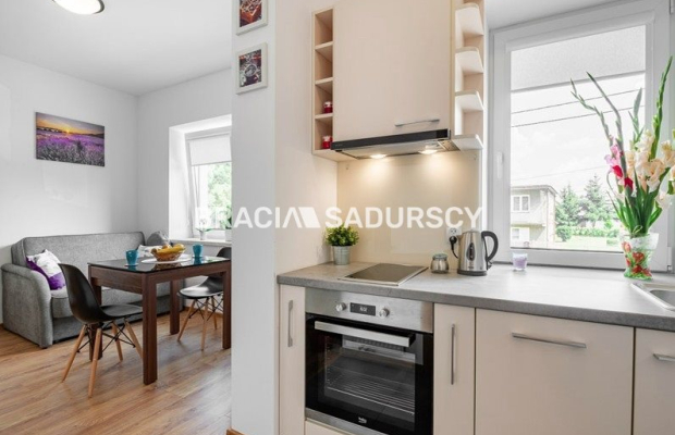 Budynek z 6 niezależnymi apartamentami.