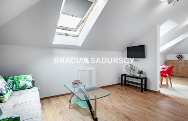 Budynek z 6 niezależnymi apartamentami.