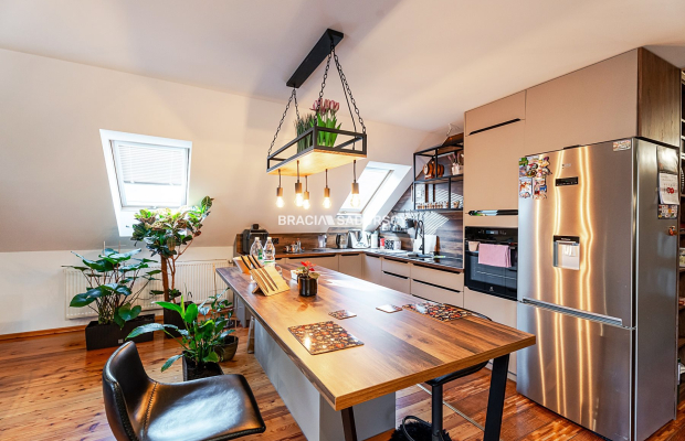 Dwa domy w otoczeniu Puszczy Niepołomickiej.