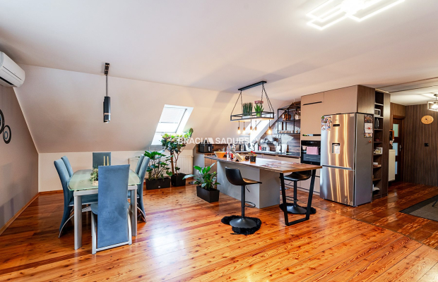 Dwa domy w otoczeniu Puszczy Niepołomickiej.