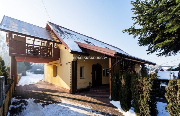 Dwa domy w otoczeniu Puszczy Niepołomickiej.