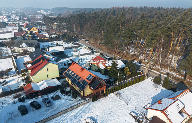 Dwa domy w otoczeniu Puszczy Niepołomickiej.