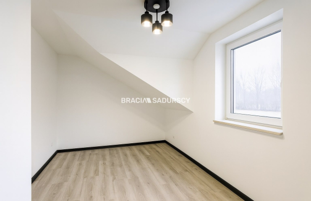 Wygodne domy pod lasem w Podgórkach Tynieckich.