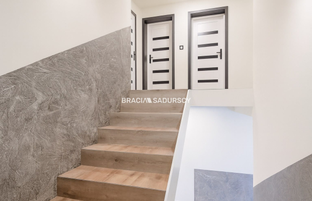 Wygodne domy pod lasem w Podgórkach Tynieckich.