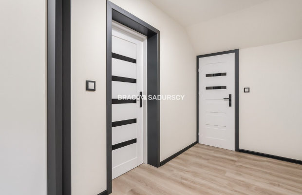 Wygodne domy pod lasem w Podgórkach Tynieckich.