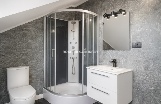 Wygodne domy pod lasem w Podgórkach Tynieckich.