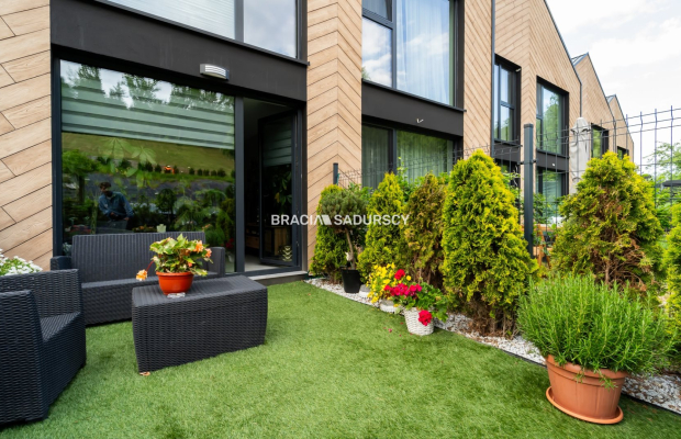 Zielona Oaza Nowoczesny Dom w Stylu Stodoły