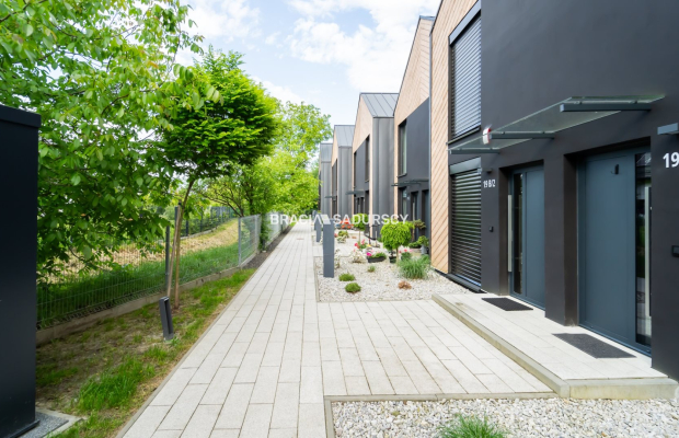 Zielona Oaza Nowoczesny Dom w Stylu Stodoły