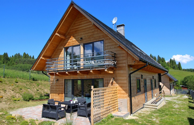 Dwa drewniane domy z czterema lokalami 