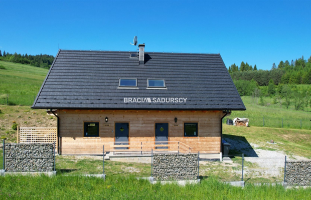 Dwa drewniane domy z czterema lokalami 