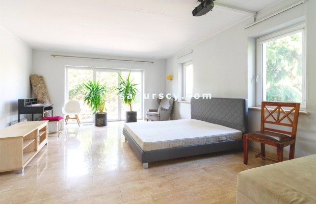 Ładny dom ok. 470m2 na działce 1500m2 w Chyliczkach, między Konstancinem i Piasecznem. Powierzchnia użytkowa parteru, poddasza,