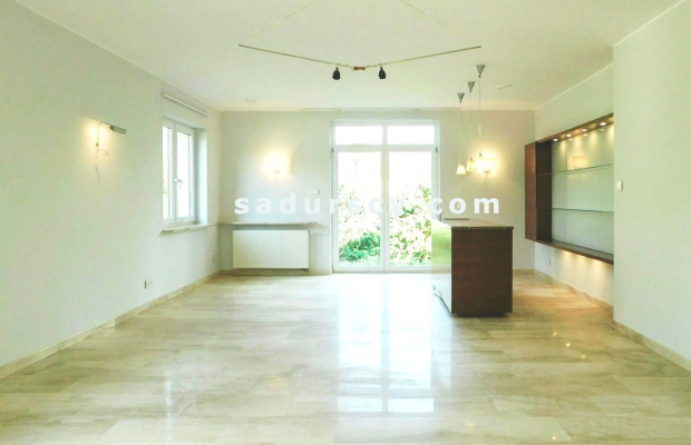 Ładny dom ok. 470m2 na działce 1500m2 w Chyliczkach, między Konstancinem i Piasecznem. Powierzchnia użytkowa parteru, poddasza,