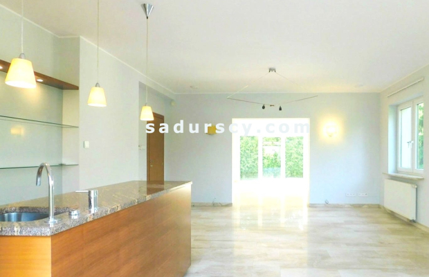 Ładny dom ok. 470m2 na działce 1500m2 w Chyliczkach, między Konstancinem i Piasecznem. Powierzchnia użytkowa parteru, poddasza,