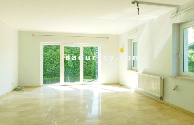 Ładny dom ok. 470m2 na działce 1500m2 w Chyliczkach, między Konstancinem i Piasecznem. Powierzchnia użytkowa parteru, poddasza,